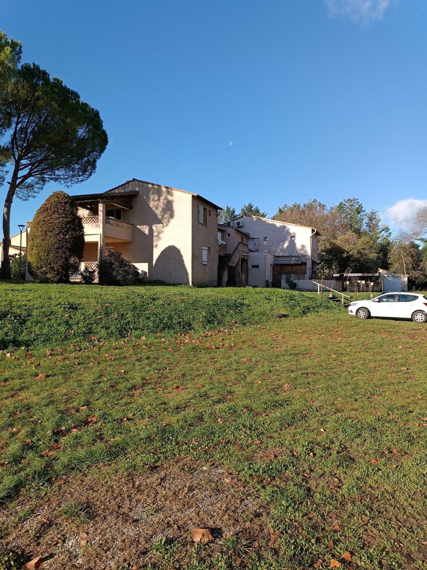 10m2, Terrasse 18m2 , Parking, Piscine Et Accueille Les Animaux