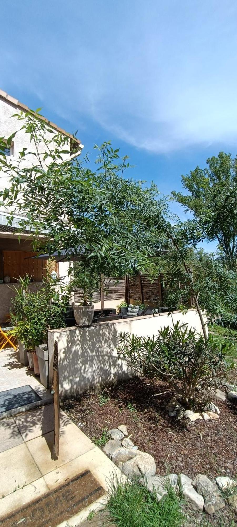 10m2, Terrasse 18m2 , Parking, Piscine Et Accueille Les Animaux *
