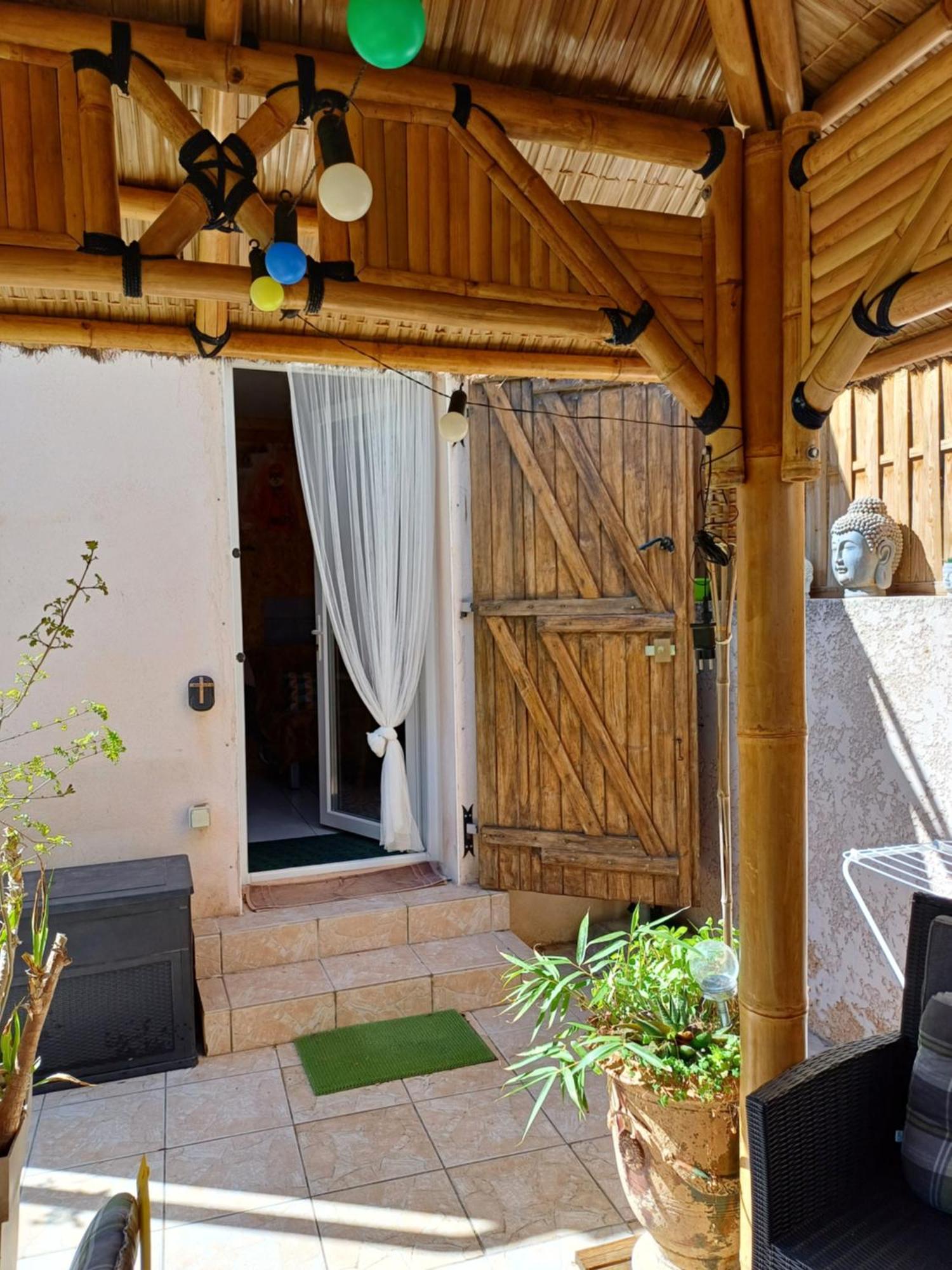 10m2, Terrasse 18m2 , Parking, Piscine Et Accueille Les Animaux