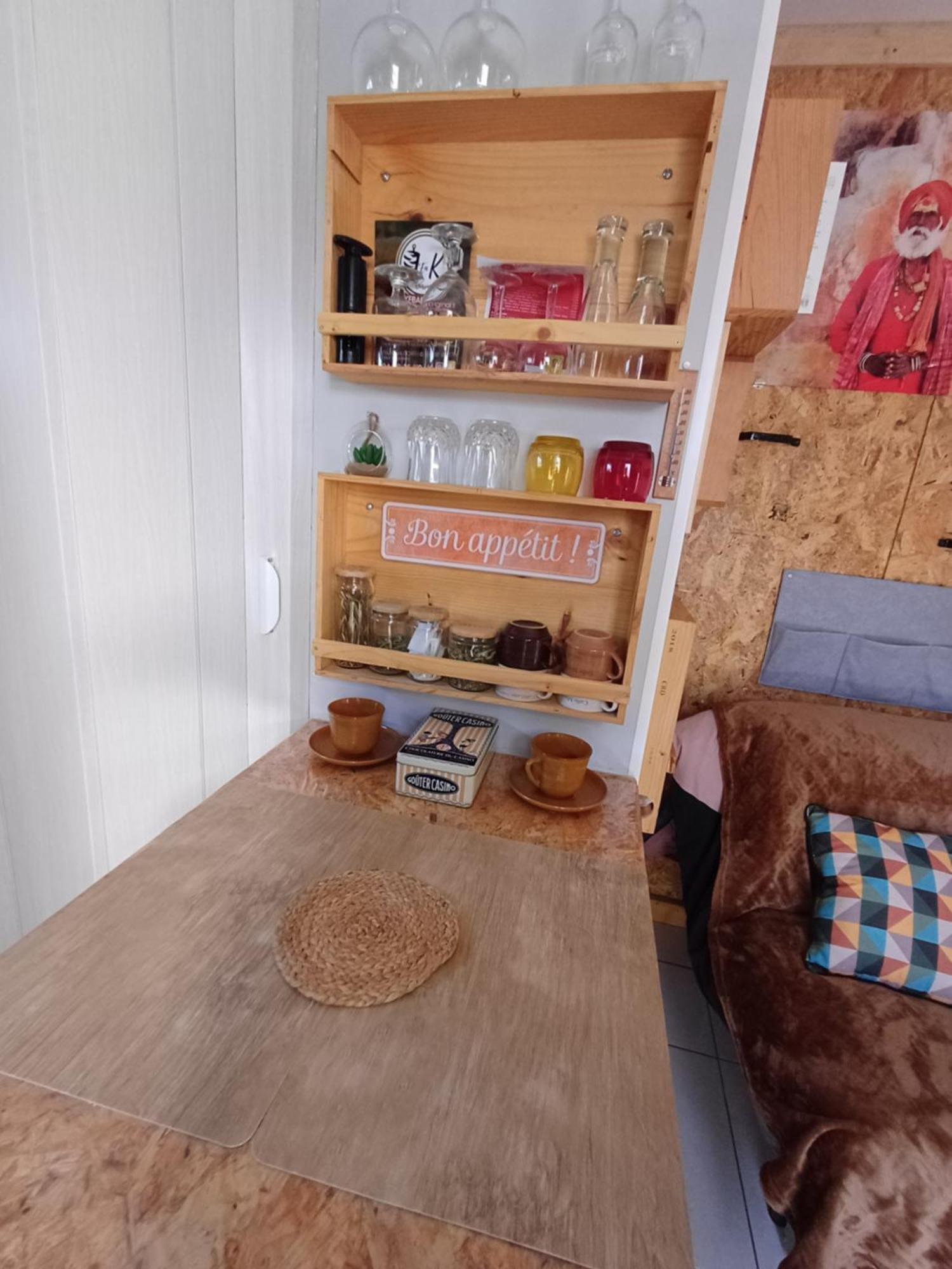 10m2, Terrasse 18m2 , Parking, Piscine Et Accueille Les Animaux